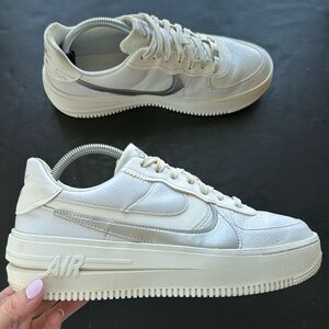 Nike Women’s Sz 10 Air Force 1 PLT.AF.ORM White Metallic Silver‎ DJ9946-101